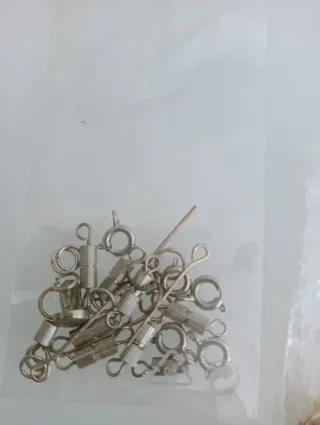 Broches, cierres y cuentas para bisutería