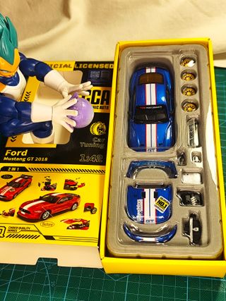 Figura de Vegeta + Coche Ford Mustang escala 1:42