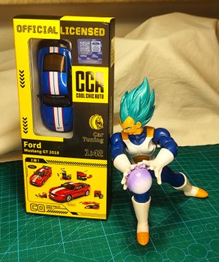 Figura de Vegeta + Coche Ford Mustang escala 1:42