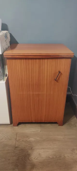 Máquina de coser Sigma antigua con mueble