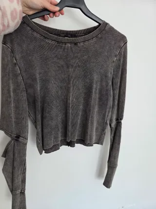 Camiseta gris con codos abiertos