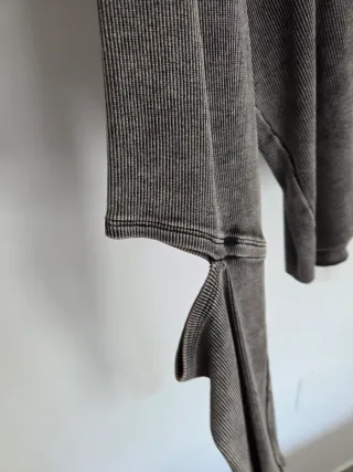 Camiseta gris con codos abiertos