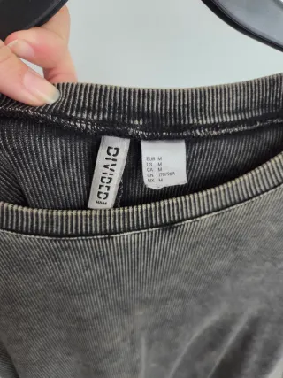 Camiseta gris con codos abiertos