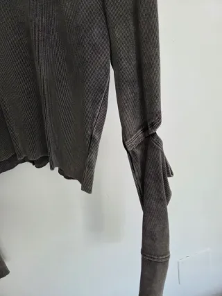 Camiseta gris con codos abiertos