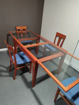 Comedor madera buena  y cristal plegable