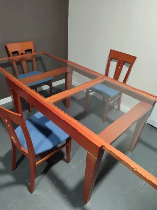 Comedor madera buena  y cristal plegable