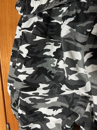 Pantalones cargo camuflaje grises