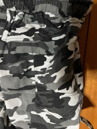 Pantalones cargo camuflaje grises