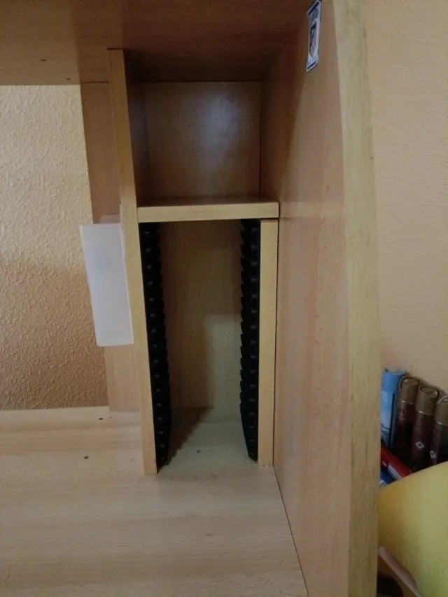 Escritorio de madera color beige y marrón