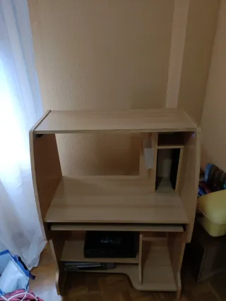 Escritorio de madera color beige y marrón