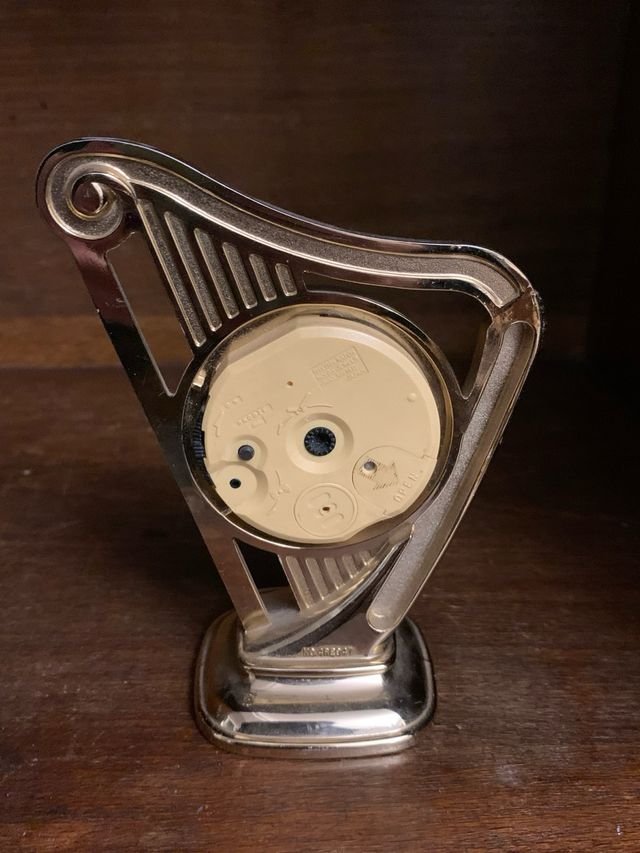 Reloj de mesa dorado con diseño de arpa Rhythm