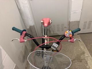 Bicicleta infantil blanca con cesta