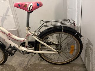 Bicicleta infantil blanca con cesta