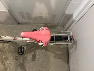 Bicicleta infantil blanca con cesta