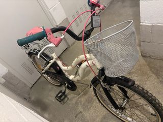 Bicicleta infantil blanca con cesta