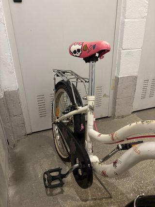 Bicicleta infantil blanca con cesta