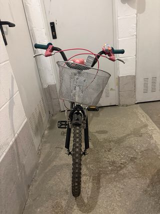 Bicicleta infantil blanca con cesta