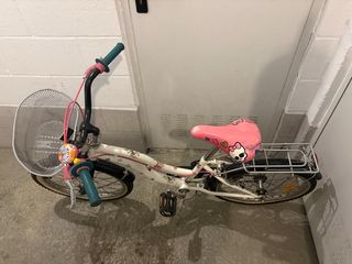 Bicicleta infantil blanca con cesta