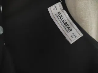 Vestido corto negro con pedrería