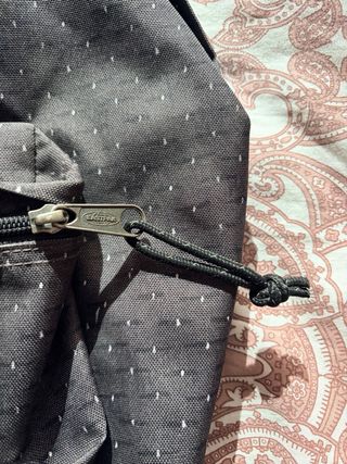 Mochila Eastpak Negra/gris con Puntos Blancos