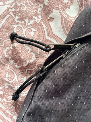 Mochila Eastpak Negra/gris con Puntos Blancos