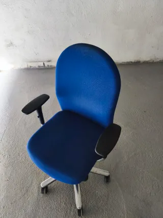 Silla giratoria azul y plateada