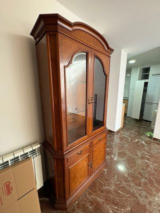 Vitrina de madera y cristal