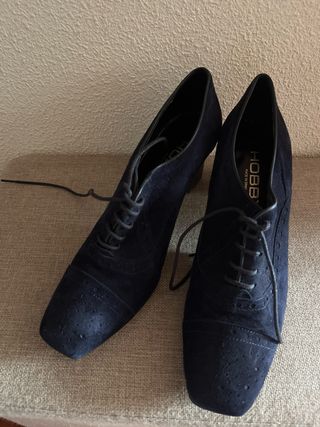 Zapatos de tacón azul marino