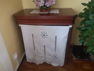 Consola de madera con tela decorativa