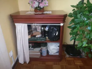 Consola de madera con tela decorativa