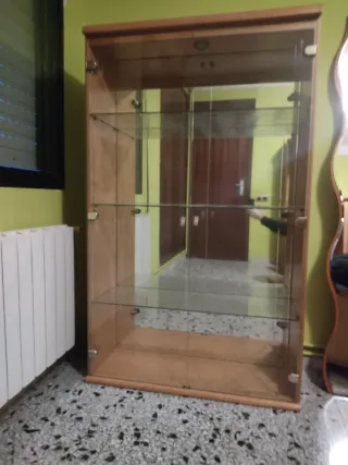 Vitrina de comedor de madera y cristal