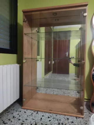 Vitrina de comedor de madera y cristal