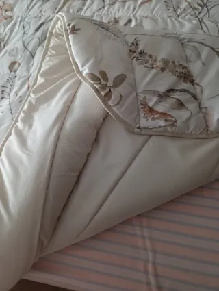 Edredón estampado floral beige y marrón