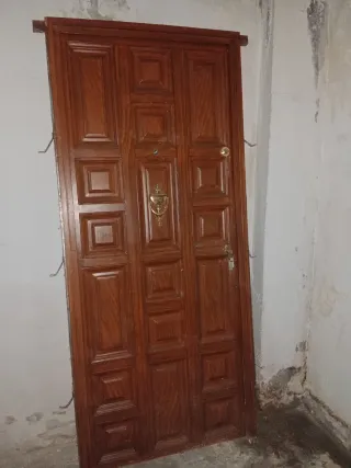 Puerta de seguridad con cerradura