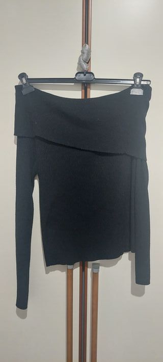 Maglione nero off-shoulder