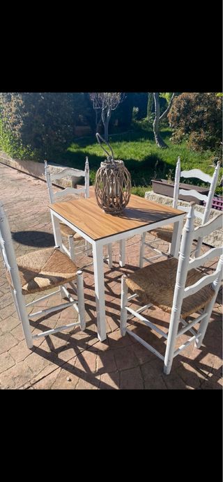Mesa y 4 sillas de madera y ratán