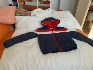 Cazadora Levi's azul y roja con capucha.