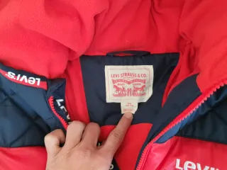 Cazadora Levi's azul y roja con capucha.