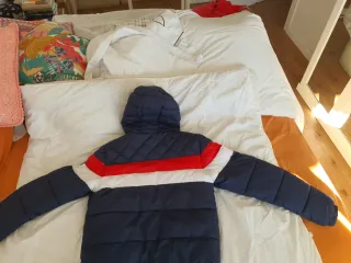 Cazadora Levi's azul y roja con capucha.