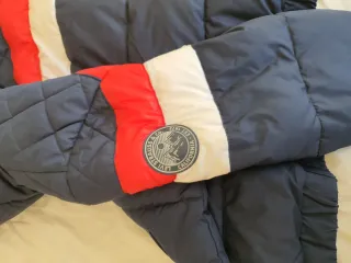 Cazadora Levi's azul y roja con capucha.