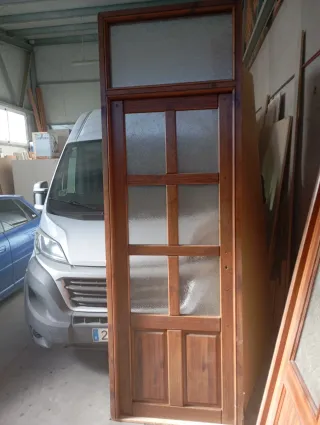 Puerta madera maciza con cristales 260x86