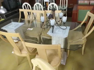 Mesas de comedor con 6 sillas de madera. Varias