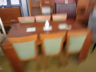 Mesas de comedor con 6 sillas de madera. Varias