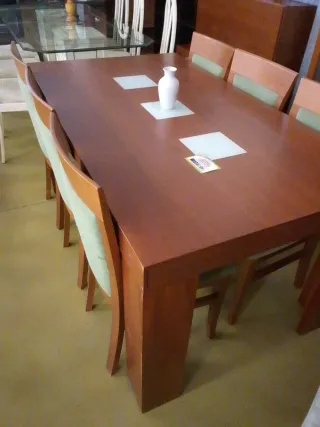 Mesas de comedor con 6 sillas de madera. Varias