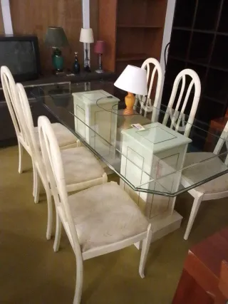 Mesas de comedor con 6 sillas de madera. Varias