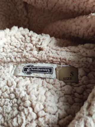 Chaqueta borrego beige con botones.