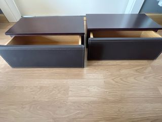 Mobiletti in pelle e legno da appendere. Ingresso