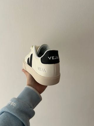 Zapatillas Veja Blancas y Negras