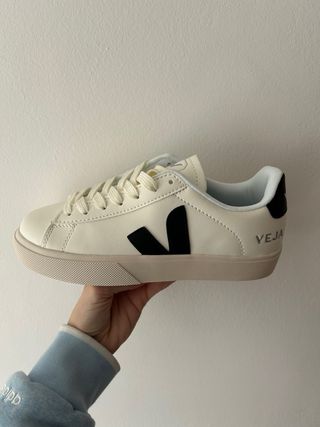 Zapatillas Veja Blancas y Negras