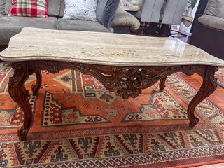 Mesa de centro clásica de madera maciza y mármol